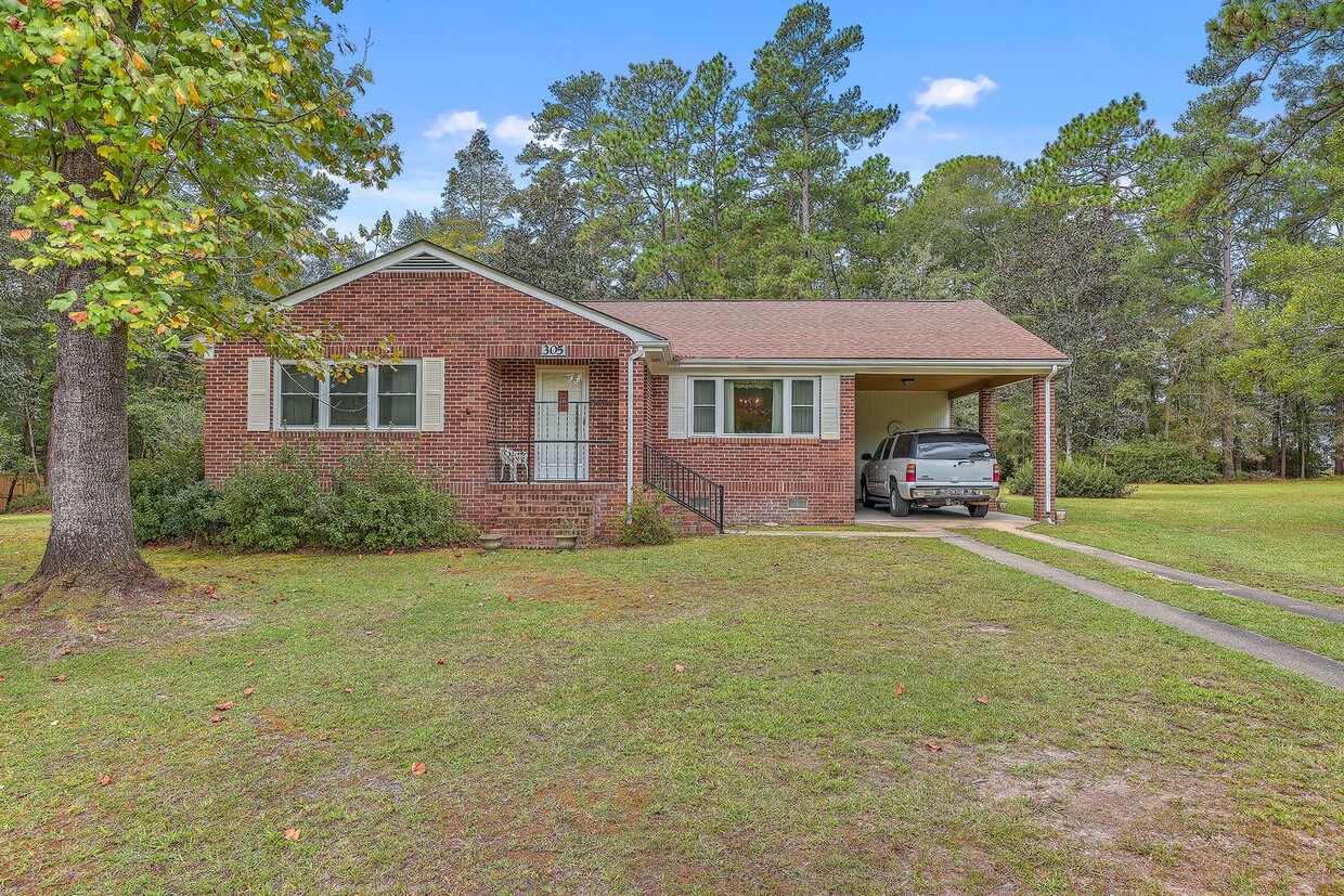 Foto principal - Fully Furnished Classic Summerville Home!