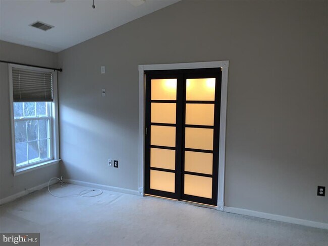 Building Photo - 9130 Carriage House Ln