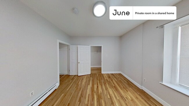 Building Photo - Private bedroom in 3 bed/1 bath Home