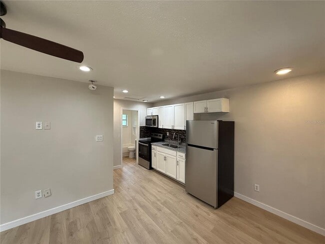 Building Photo - 10022 N Lantana Ave
