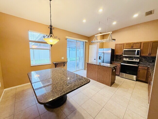 Building Photo - "Spacious 3-Bedroom Home with 2 Full Baths in Charming Mulberry Home with Outdoor Kitchen!