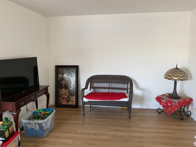 Building Photo - 473 Capri G