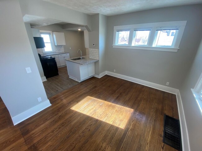 Building Photo - Newly Renovated 3 Bed 2 Bath Home