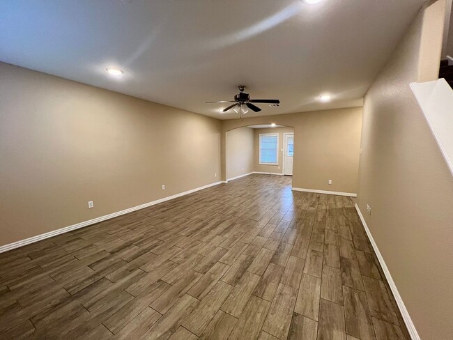 Building Photo - 3B/2.5B Spacious Townhome with Fenced Back...