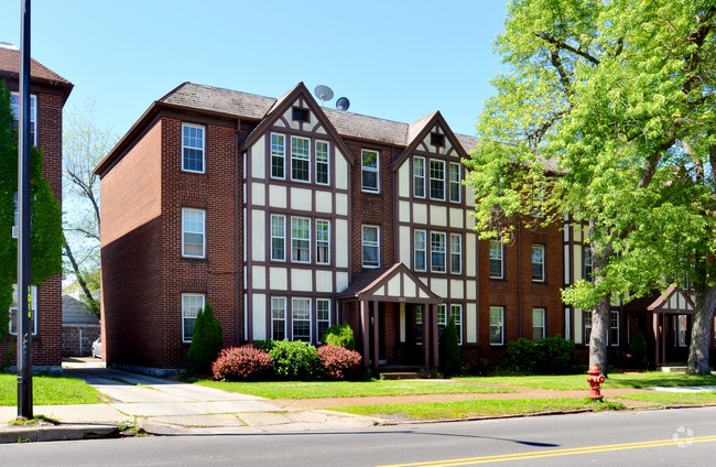 Primary Photo - 1020 Kenmore Ave