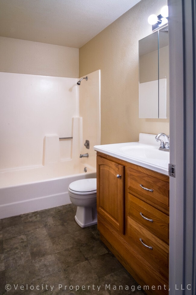 Building Photo - Single Level Home! Pets Welcome!