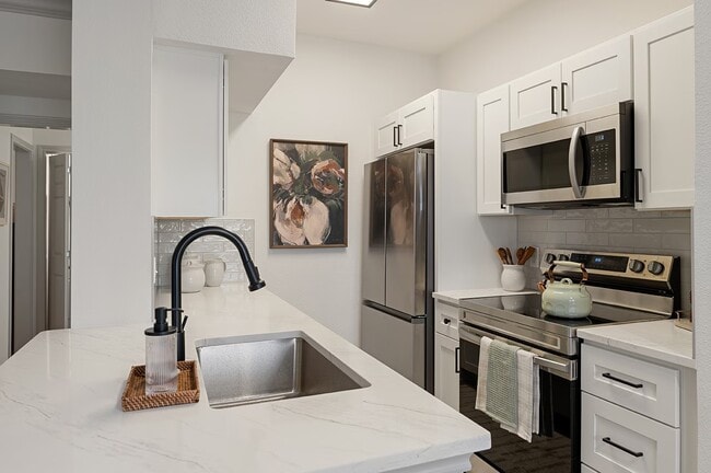 Enjoy 6 Weeks Free + Credit Back on Fees! - Enjoy 6 Weeks Free + Credit Back on Fees! Apartment