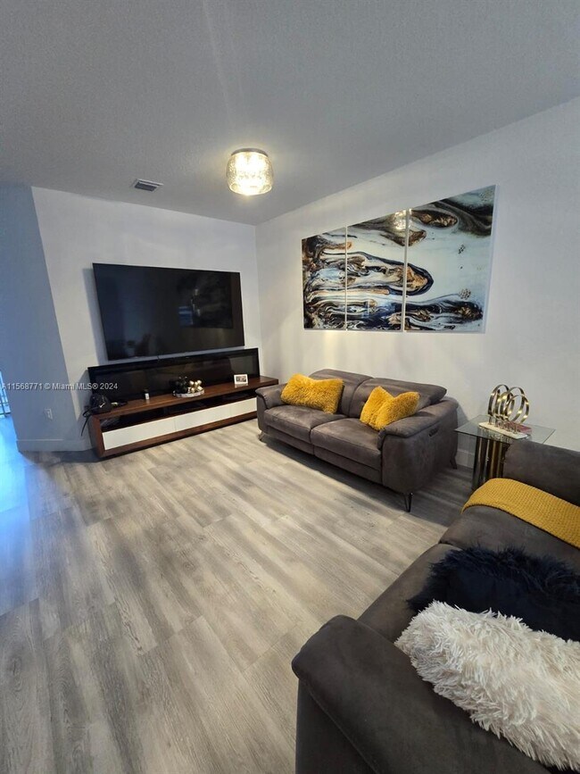 Foto del edificio - 2679 SE 12th St