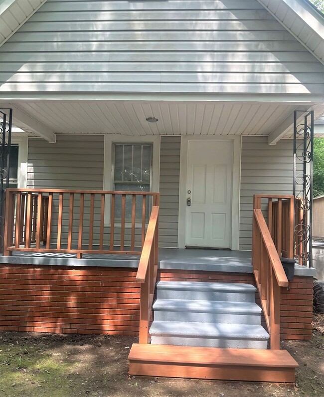Building Photo - Updated 1 bed, 1 bath duplex unit close to...