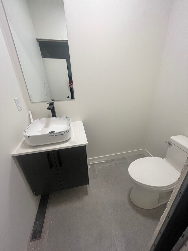 Building Photo - 238-238 Wellington Crescent