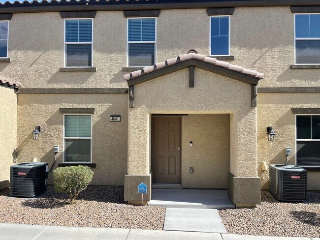 Building Photo - 3 bedroom townhouse in gated community!