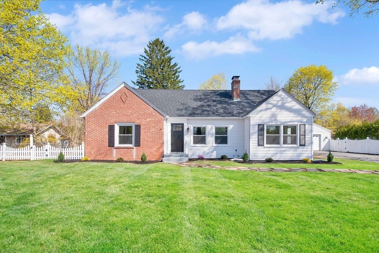 Primary Photo - Luxury Single Family Home for Rent