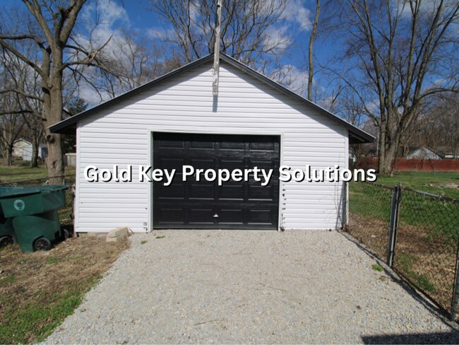 Foto del edificio - MUNCIE 3 BR 1 BA House with Garage and Covered Porch (SECTION 8 APPROVED)