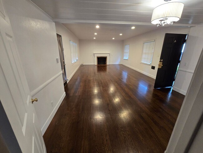 Foto del edificio - 1320  Polly&#39;s Trust Colonial