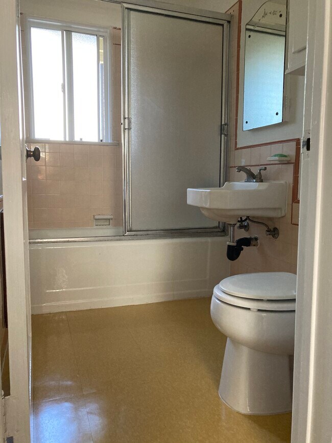 Bathroom - 4735 Beverly Blvd