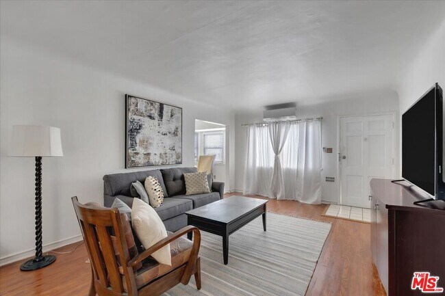 Foto del edificio - 6017 Overhill Dr