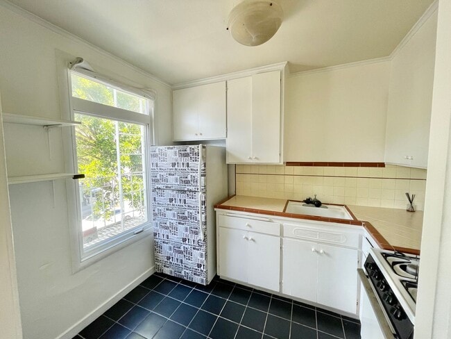 Building Photo - Prime Cow Hollow Charming 1 Bedroom! PROGR...