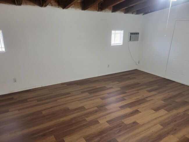 Foto del edificio - 2 Bed/1Bath and Bonus Room