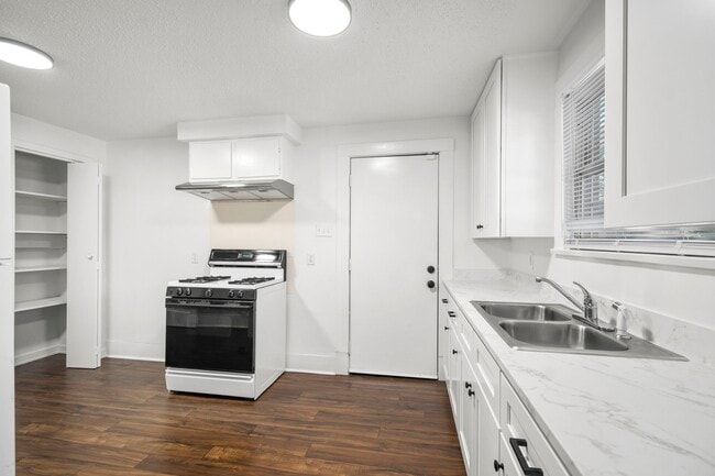 Building Photo - 904 Mansfield St