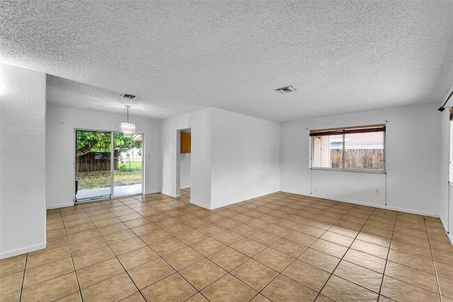 Building Photo - 2230 Havana Dr