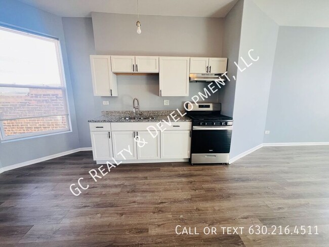 Building Photo - *** 3RD FLOOR UNIT / PET FRIENDLY / APPL I...