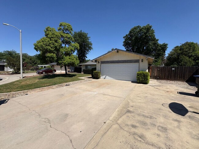 Foto del edificio - Cozy Home on Spacious Lot with Pool Available Now!