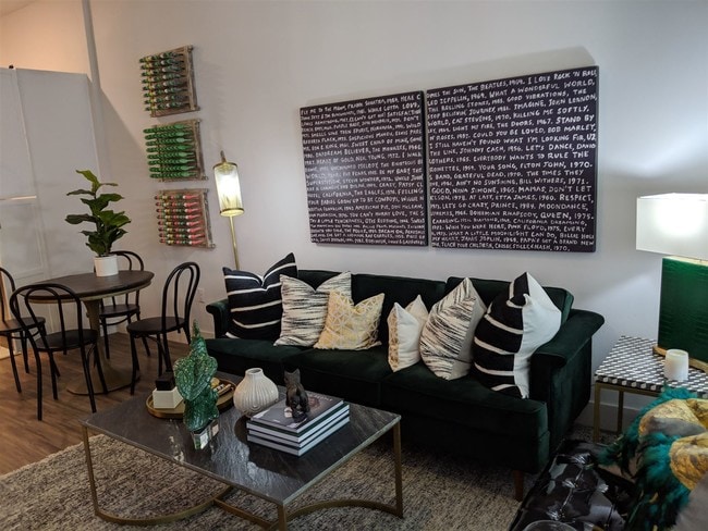 Building Photo - 2201 Edgewater Dr