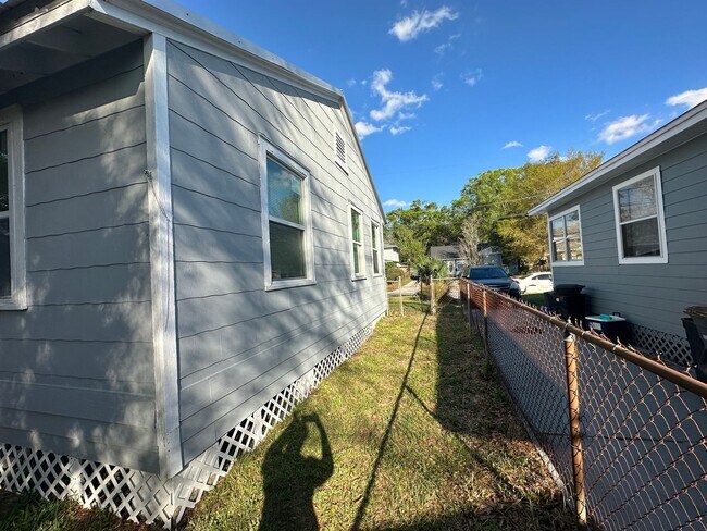 Building Photo - 3/1 Single Family home available now