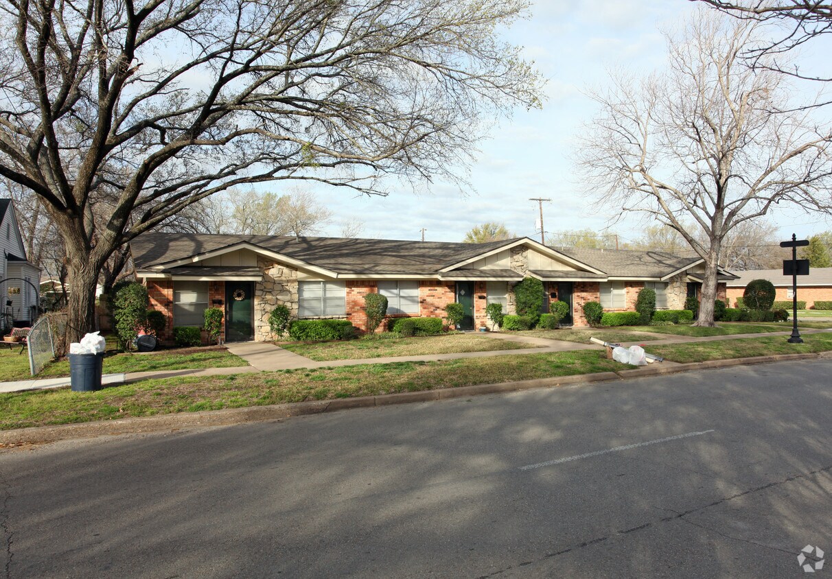 915 N Preston St, Ennis, TX 75119 Apartments in Ennis, TX