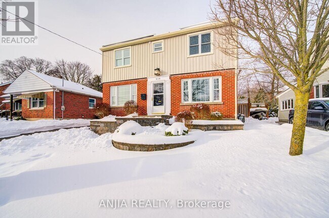 Building Photo - 818 Masson St