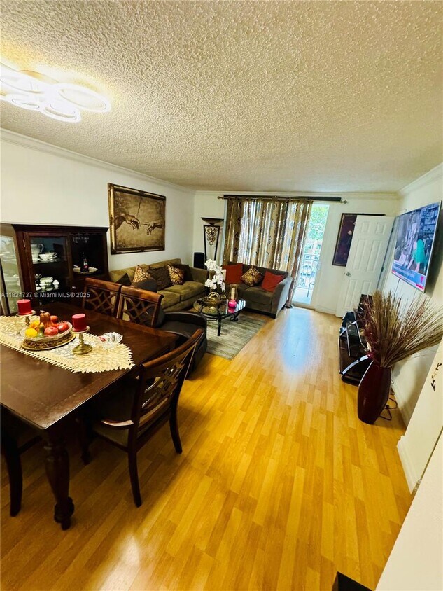 Foto principal - 6930 Miami Gardens Dr