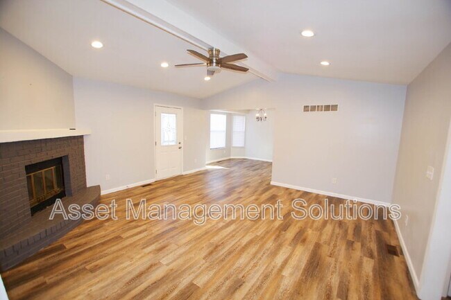 Building Photo - 1 Oak Point Dr
