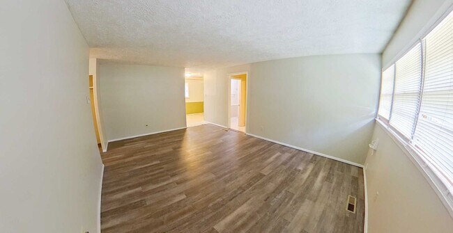 Foto del edificio - Close to Campus! Pet Friendly + Washer & Dryer Included + Off-Street Parking! Available August 1st!