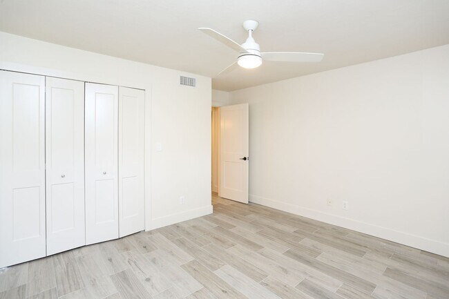 Building Photo - ***BEAUTIFUL 3BDRM/2BATH NAPLES BATH AND T...