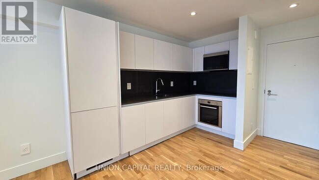 Photo du bâtiment - 407-230-230 Oak St