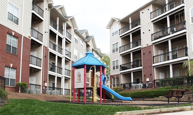 Foto del edificio - Updated 1br in control access building in Gates of Mclean.