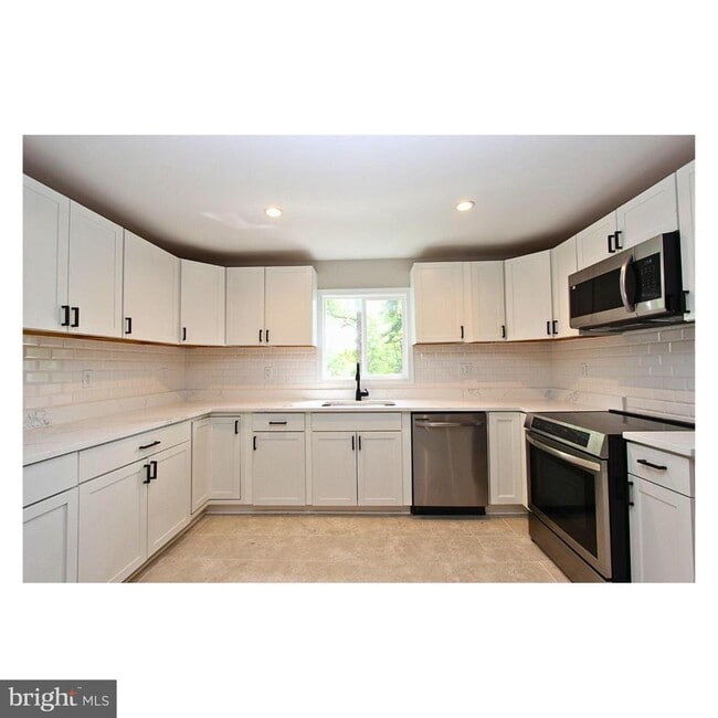 Building Photo - 3170 Oakmont Ave