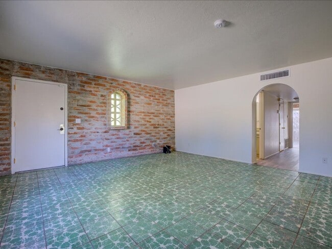 Building Photo - 3 Bedroom 2 Bathroom