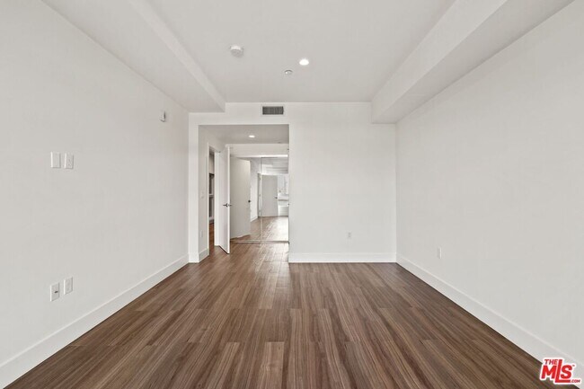 Foto del edificio - 4909 Rosewood Ave