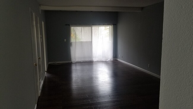 Building Photo - 10636 Woodley Ave