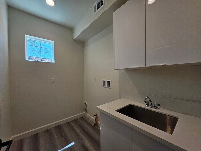 Foto del edificio - 1355 Point Loma Pl