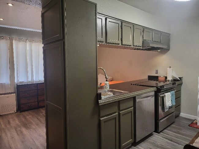 Building Photo - Cozy and Charming Studio Centrally Located