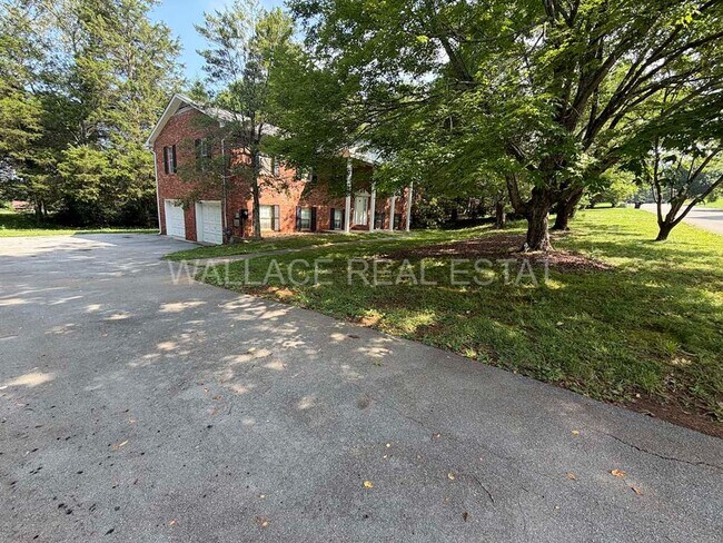 Foto del edificio - FARRAGUT LIVING OFFERING 4 BEDROOMS AND 3.5 BATHS WITH NICE SUN PORCH