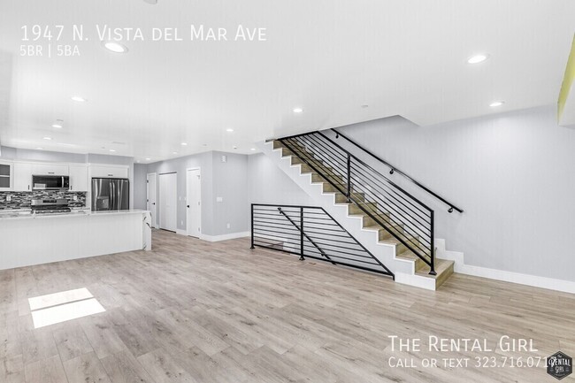 Building Photo - Hot-to-Go 5BR Townhome in Hollywood Dell w...