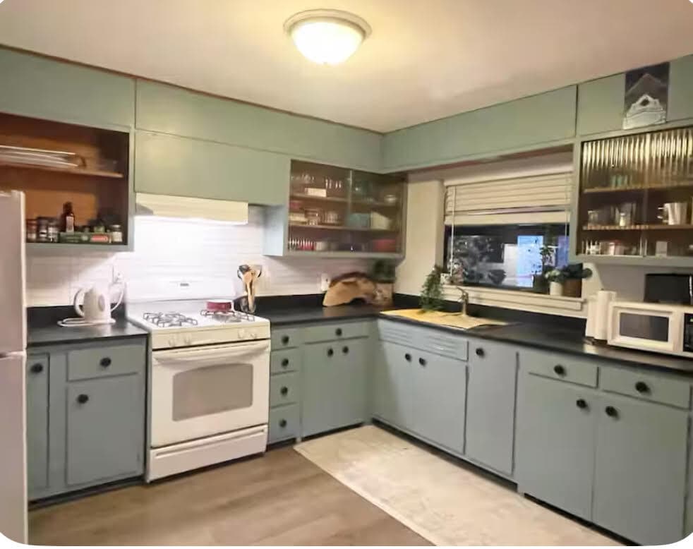 Building Photo - Furnished Room Rentals 4-6 month rental
