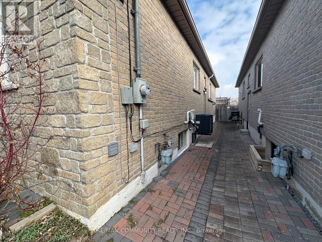 Building Photo - 9 Valmount Ave