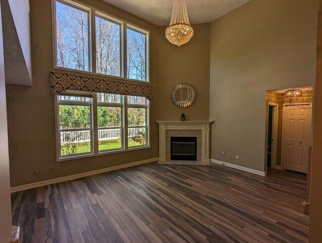 Foto del edificio - Luxurious 4 Bed, 2.5 Bath Home in Pin Oak Preserve, Avon
