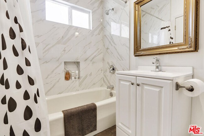 Foto del edificio - 838 N Sycamore Ave