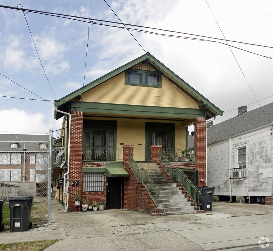 Primary Photo - 819-821 N Lopez St