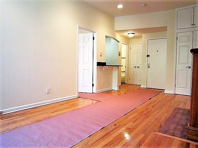Building Photo - 160 W 75th St